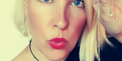 HypnoBirthing-Kursleiterin Alexandra Stern hält augenzwinkernd ein Pendel in die Kamera – Ist HypnoBirthing esoterisch?