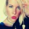 HypnoBirthing-Kursleiterin Alexandra Stern hält augenzwinkernd ein Pendel in die Kamera – Ist HypnoBirthing esoterisch?